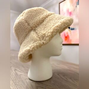 Abercrombie Cream Fleece Bucket Hat